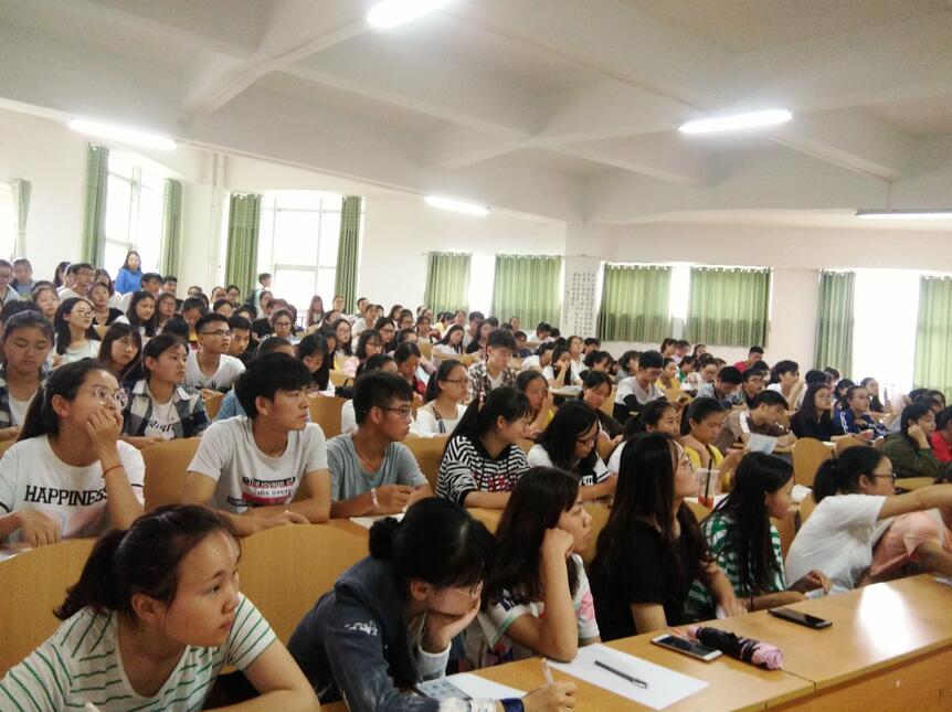 3 认真听讲的全体.jpg