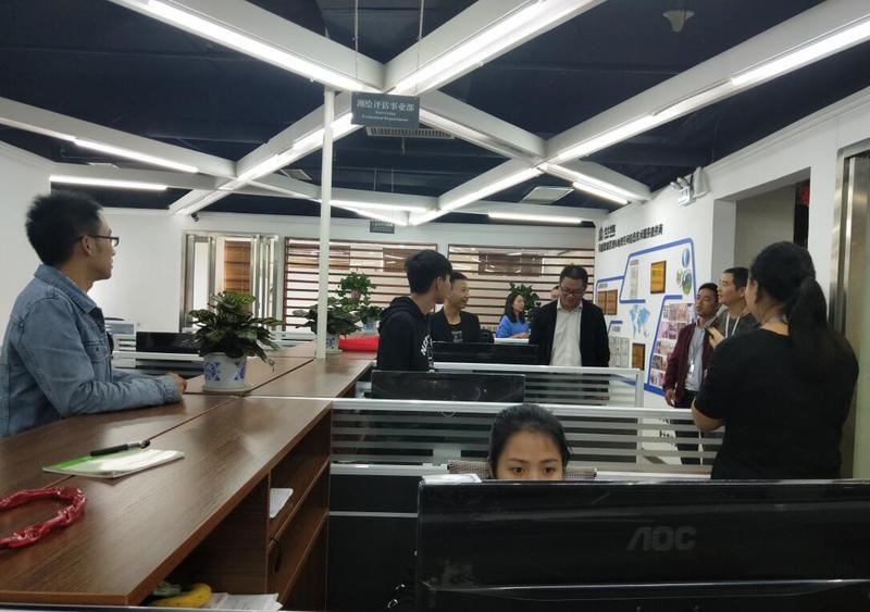 02 罗光杰了解公司往届毕业生与实习生工作情况.jpg