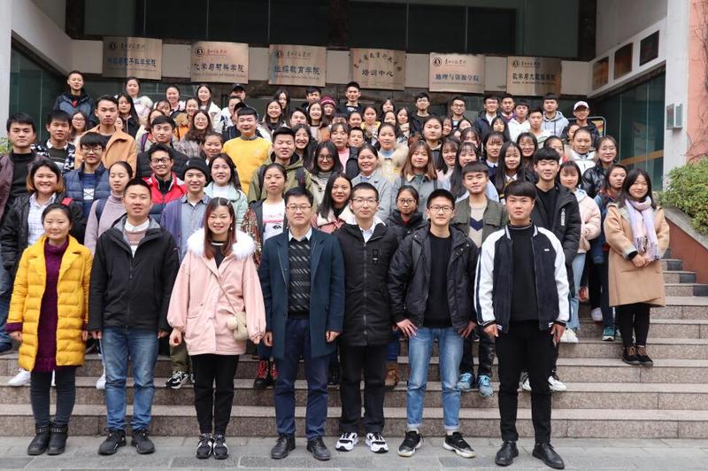 04 员工会大家庭合影留念.jpg