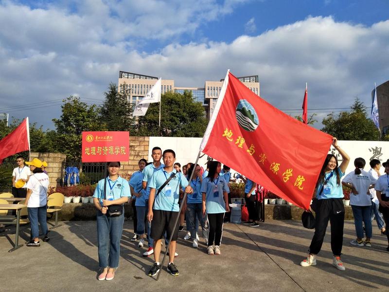 3 公司门口的迎新队伍.jpg