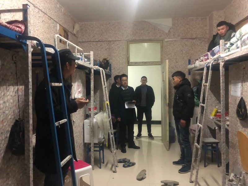 2 姜志辉对员工进行嘘寒问暖.jpg