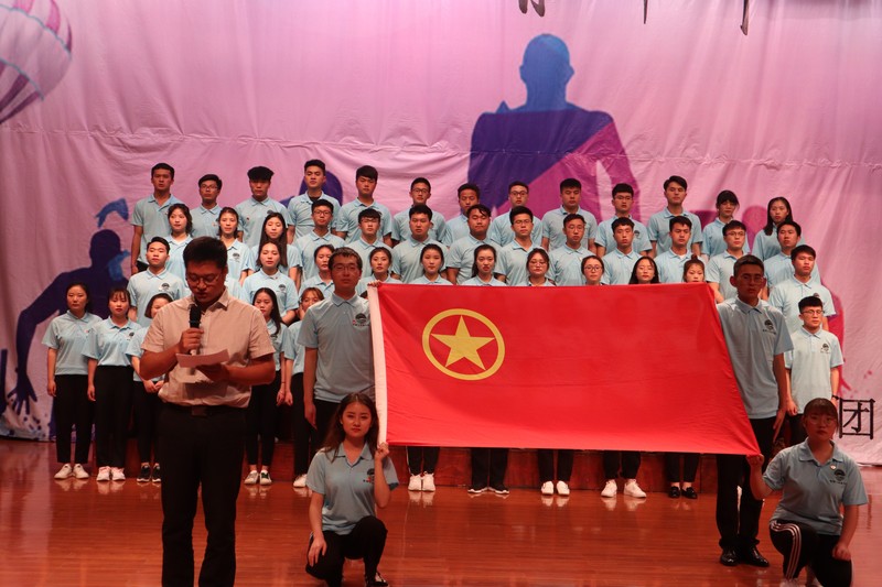 3 姜志辉带领员工干部重温入团誓词.jpg